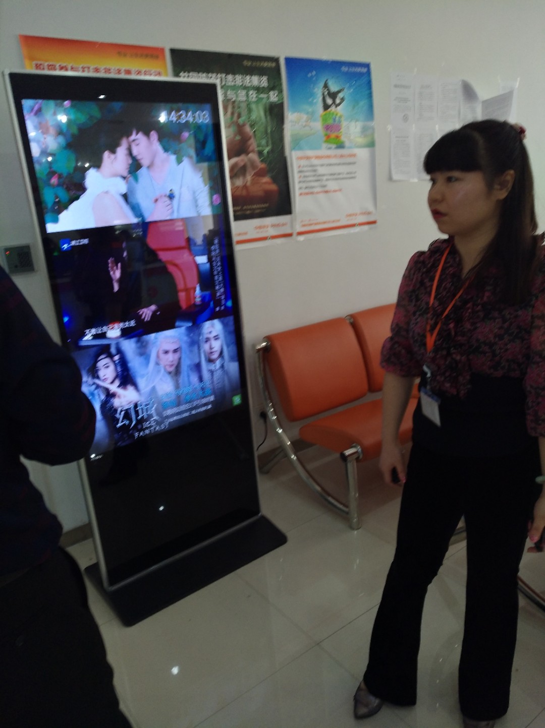 信特安55寸立式廣告機入駐上海松江路某大廈平安保險