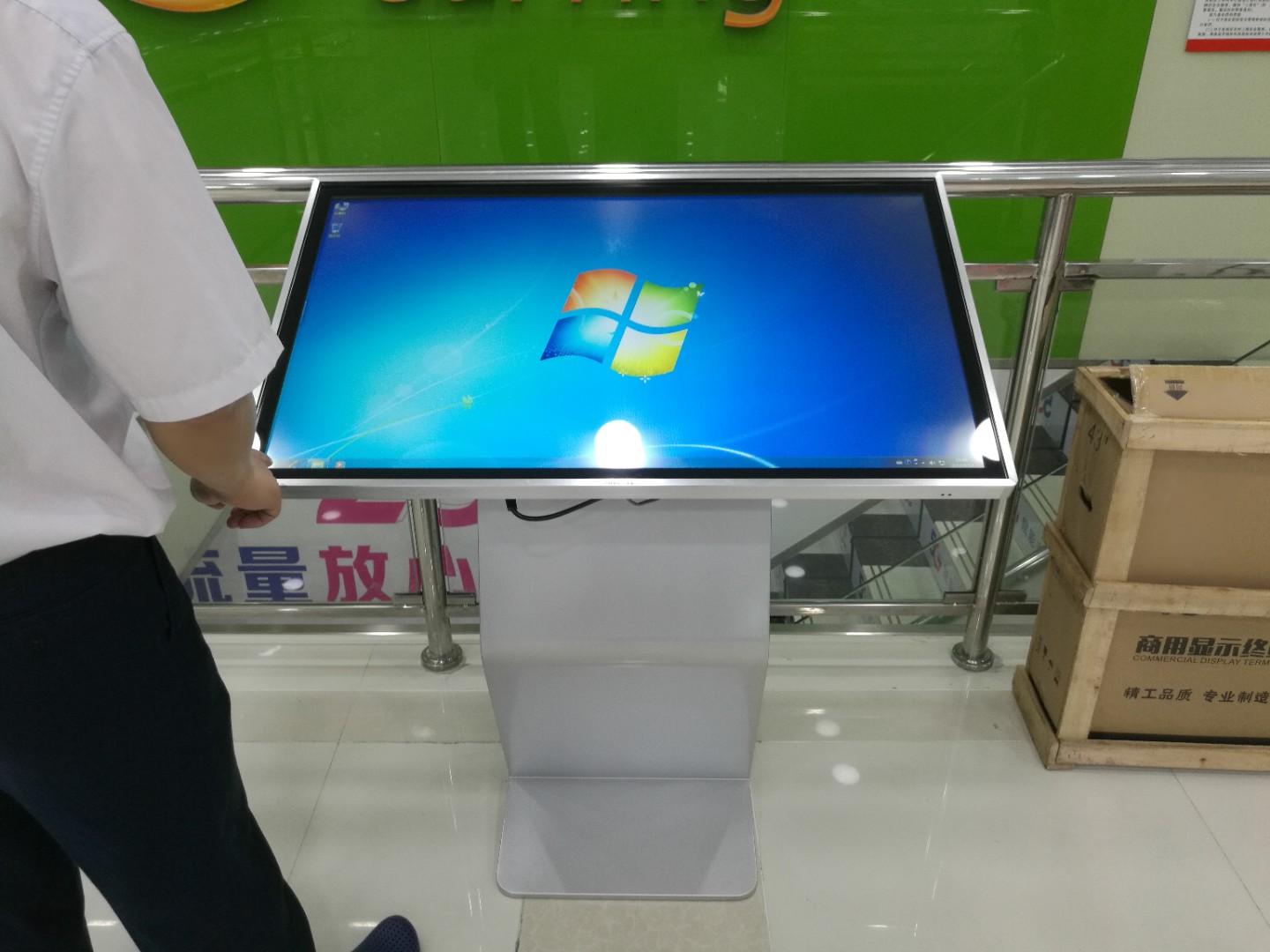 信特安43寸臥式觸摸一體機(jī)入住海南電信大樓