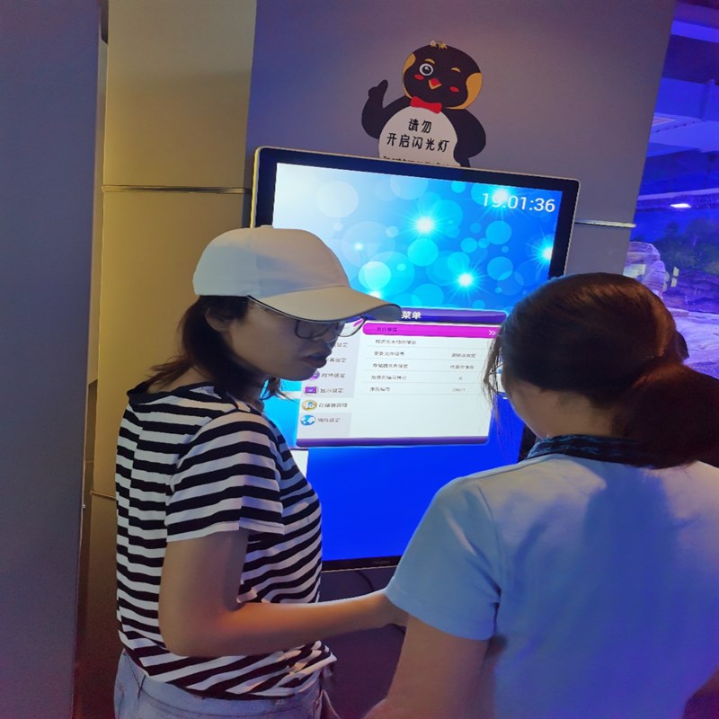 信特安49寸壁掛廣告機(jī)入駐上海某海洋館